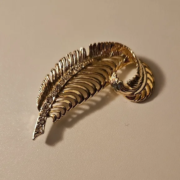 Elegant Gold Feather Brooch - Picture 1 of 3